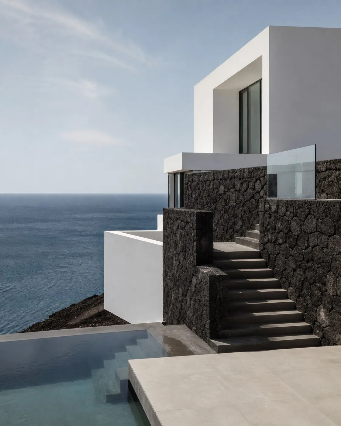 Vivienda contemporánea de líneas limpias junto a la costa atlántica.